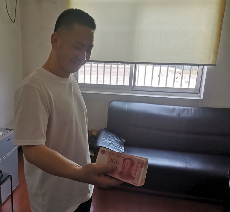 點(diǎn)贊！拾金不昧好的哥 萬元現(xiàn)金物歸原主